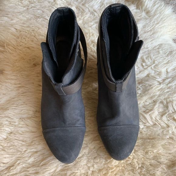 Elegant Black Ankle Boots - Picture 4 of 15